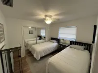 Venice Island Beach Retreat. 5 min walk to close beach-downtown. 1 minute by car Hotel in zona Caspersen Beach