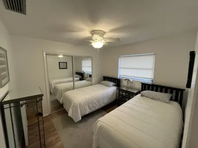 Venice Island Beach Retreat. 5 min walk to close beach-downtown. 1 minute by car