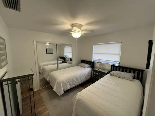 Venice Island Beach Retreat. 5 min walk to close beach-downtown. 1 minute by car