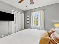 The Luxe/ Hot Tub/ On Bright Leaf Golf Course Hotels in Mercer County