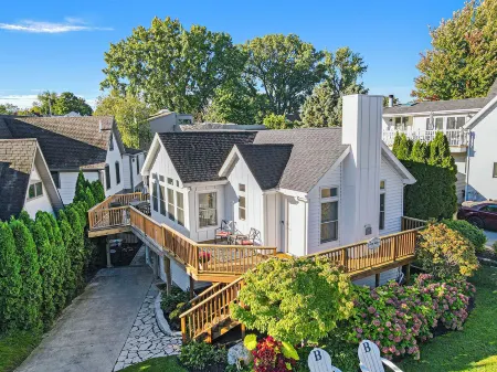 "Let it B" Luxury lake home in South Haven MI. Just steps to N beach. Sleeps 8.