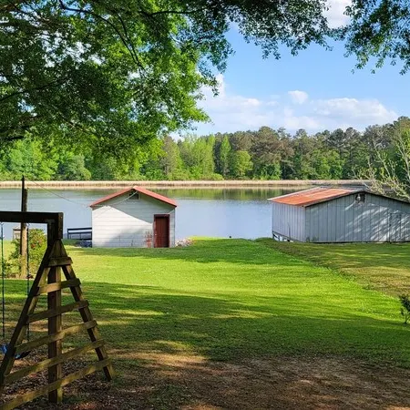 Lakeside Cottage on Lake Guntersville. No Pets and Non Smoking Rental.