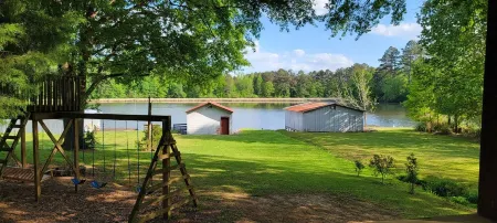 Lakeside Cottage on Lake Guntersville. AL