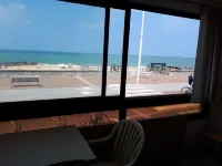 FACE TO THE CENTRAL BEACH for this pleasant T2 of 40m².