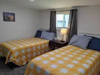 Relaxing 2 bedroom cottage w/ hot tub and air hockey/ping pong table