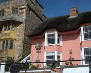 Holiday Cottage with seafront beach hut - sleeps 4 Hotels near The Cobb