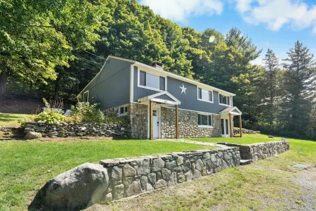 Spacious Family Getaway 10Min to Mt Snow w. Firepit, BBQ, King Bed