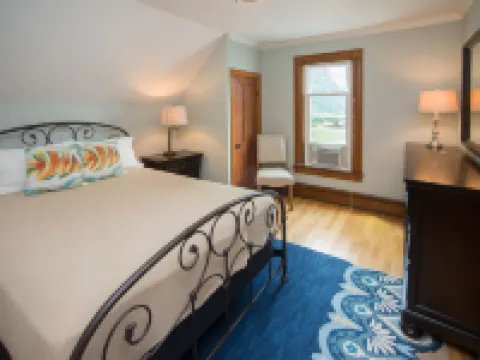 Charming Resort in the Heart of Bemus Village on CHQ Lake Hotele w: Ellery