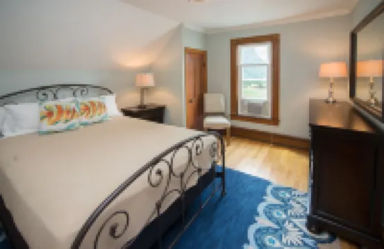 Charming Resort in the Heart of Bemus Village on CHQ Lake