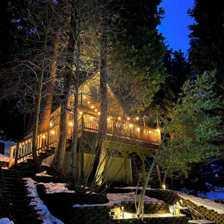 Cozy 2-bedroom cabin in charming Lake Arrowhead with full kitchen and WiFi