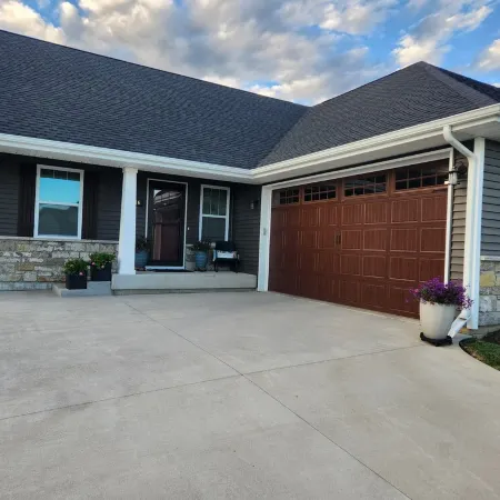 Gorgeous, clean, newer Condo , 5 bedrooms!! 1 mile from Bettplex.
