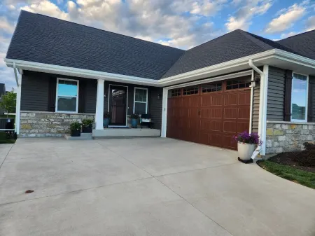 Gorgeous, clean, newer Condo , 5 bedrooms!! 1 mile from Bettplex.