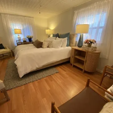 Welcoming and Cozy 2 bedroom KY lake cottage * Beautiful Views!