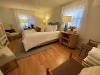 Welcoming and Cozy 2 bedroom KY lake cottage * Beautiful Views!