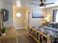 Pine Cabin - 1 acre, VIEWS, Nearby Hiking, Deck, BBQ