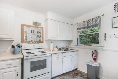 #1 cozy 1-Bdrm suite downtown with parking