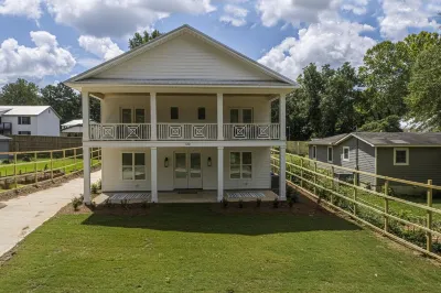 Less than 1 mile to downtown Auburn, Toomer's Corner, campus Hotels near The Flower Store