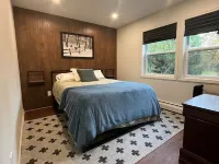 Cozy Cabin - walking distance to town and 10 minutes to Bromley. Pet friendly! Hotels in Manchester Center
