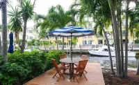 Waterfront condo, 1 block to the beach!