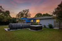 Luxurious & Comfy Haven: Prime Location ~ Pool ~ Hot Tub ~ Fire Pit ~ Gym ~ Pkg!