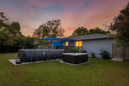 Luxurious & Comfy Haven: Prime Location ~ Pool ~ Hot Tub ~ Fire Pit ~ Gym ~ Pkg!