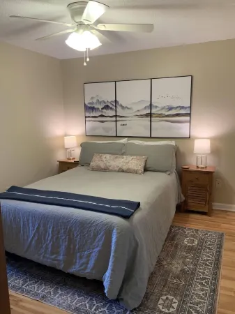 CREEKSIDE COMFORT- FIRST FLOOR CONDO WALKING DISTANCE TO BLOWING ROCK! SLEEPS 6 Отели в г. Blowing Rock