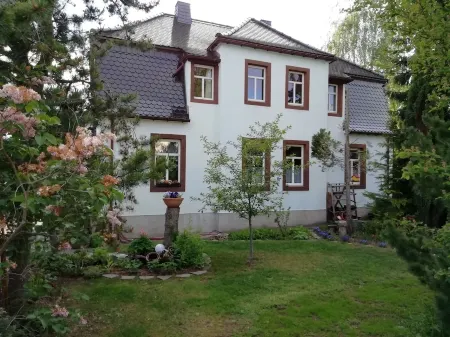 small oasis in Radebeul (for 4 persons) Отели рядом с достопримечательностью «Sächsisches Staatsweingut Schloss Wackerbarth»