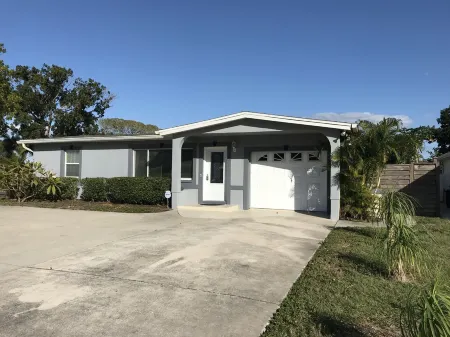 1.5 MILES FROM BEACH ON THE GULF of MEXICO Private home in Seminole