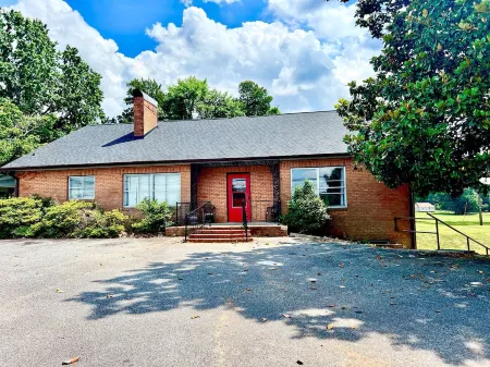 "Upper Magnolia"- Nice 2 Bed Apt Fully Remodeled and Stocked