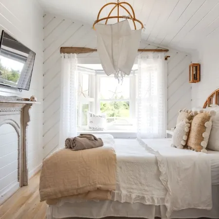 The Emerald Cottage - renovated 1950s beach cottage one block to beach , hot tub