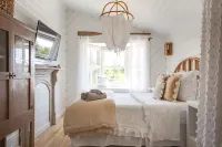 The Emerald Cottage - renovated 1950s beach cottage one block to beach , hot tub