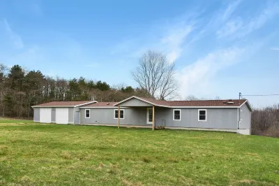 Secluded get-away with private pond, 2 minutes From Lake Michigan. Hotels in 