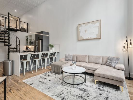 Charming DT Apartment Loft l Parking+Rooftop+Gym! Sleeps 4