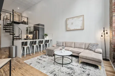 Charming DT Apartment Loft l Parking+Rooftop+Gym! Sleeps 4