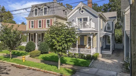 Gorgeous 5 Bdrm Home with Beautiful Bay Views in the Heart of Greenport Village Отели рядом с достопримечательностью «Peconic Cruise Line»