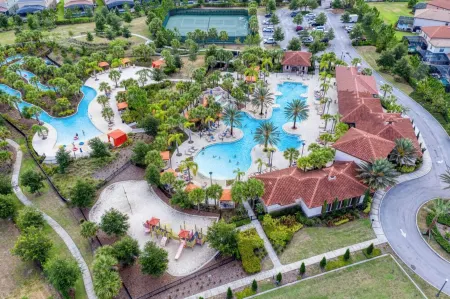 Spacious 5-Bedroom Townhome in Gated Community. Minutes from Disney! Sleeps 10