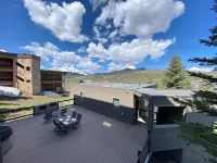 Penthouse #4 Panoramic Views, Hot Tub, 75 55" TVs, Sonos, Free Town & Ski Bus