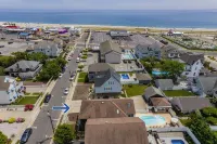 Fabulous Beach House - 7 Bedrooms,Heated Pool,12 BeachBadges,9 Car Driveway