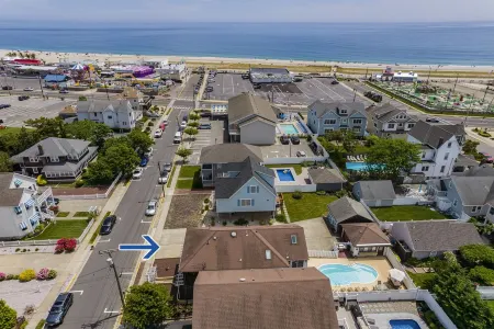 Fabulous Beach House - 7 Bedrooms,Heated Pool,12 BeachBadges,9 Car Driveway