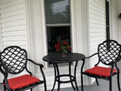 Charming Resort in the Heart of Bemus Village on CHQ Lake Hotele w: Ellery