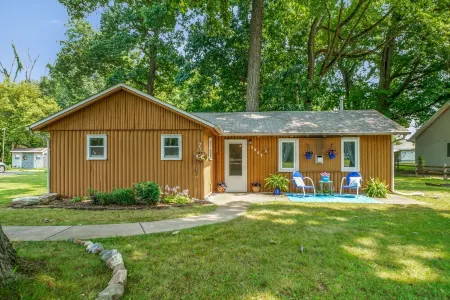 Cabin, rustic elegance w/ hot tub, lake access