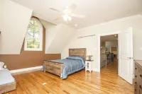 "A Place To Land" on WATTS BAR LAKE with a PRIVATE BOAT DOCK!