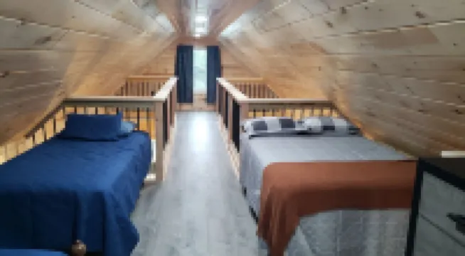 Bear Cabin: Charming 2-bedroom cabin with WiFi, AC in marvelous Sebec