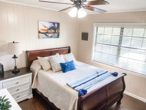 Beautiful 2 story house overlooking the water. Has arcade & Close to the springs