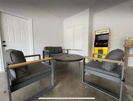 3 Bedroom House — 5 min Walk to Square!