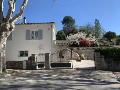 Little gîte in the center of Barjac Chez Art et Hasards