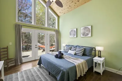 Waterfront with an easy walk to party dock and pet friendly home on Lake Lanier Hotels near Northeast Georgia History Center