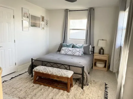 Bohemian Bungalow on Byron Road Отели в г. Уиски-Крик