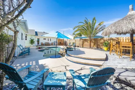 The Oasis House, heated pool/jacuzzi walk to beach