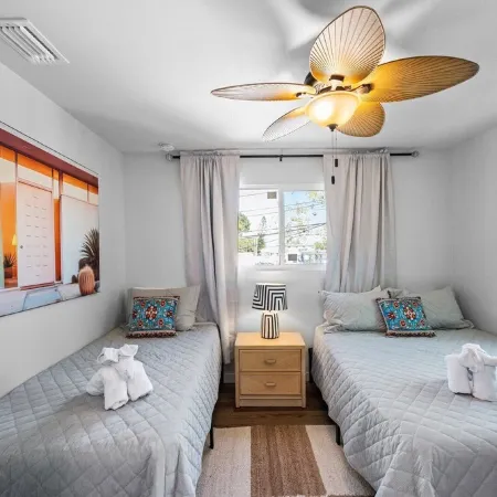 Perfect location 6 Bedroom, 4 Bathroom house. GameRoom,HeatedPool. 5min to Beach